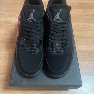 Jordan 4 black cat I never wore and they don’t fit me
Price negotiable 
Worn 5x